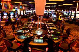 Studio live-dealer Caribbean Stud Poker dengan dealer profesional di tekat4d